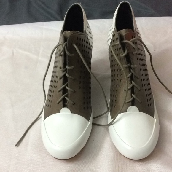 Shoes - Picture 1 of 4